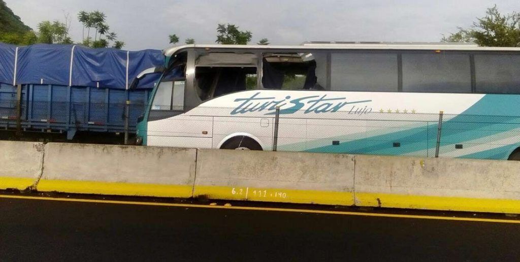 Choque de autobús en Nayarit dejó un muerto y 20 heridos - Autobús-Nayarit-2-1024x516