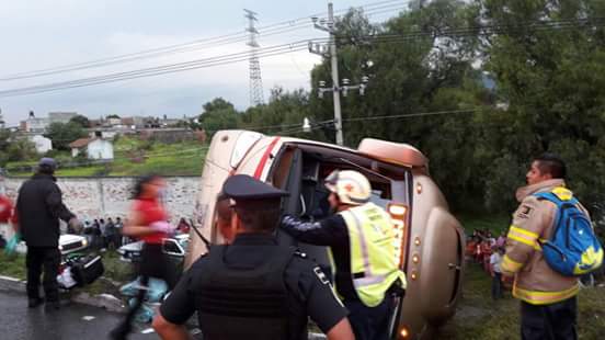 Volcadura de autobús en la México-Querétaro deja 19 lesionados