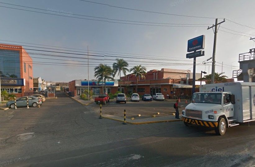 Hombres vestidos de militares asaltan banco en Veracruz