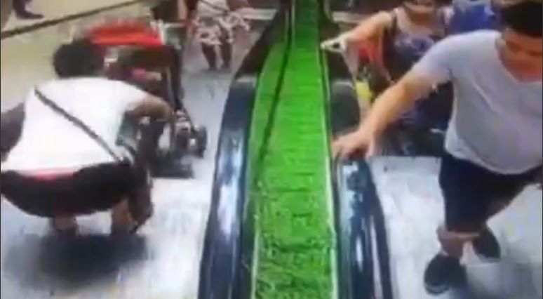#Viral: cae bebé de una escalera eléctrica #Viral: cae bebé de una escalera eléctrica