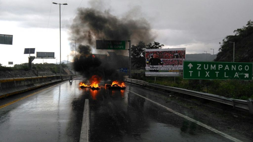 Normalistas de Ayotzinapa bloquearon Autopista del Sol - Bloqueo-Autopista-del-Sol-1024x576