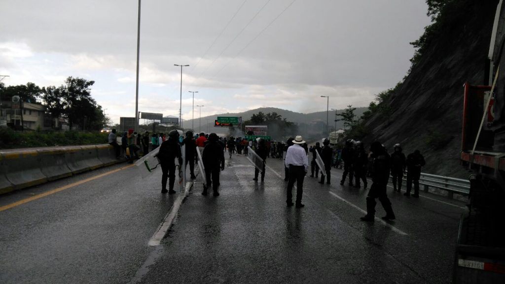 Normalistas de Ayotzinapa bloquearon Autopista del Sol - Bloqueo-Autopista-del-Sol-2-1024x576