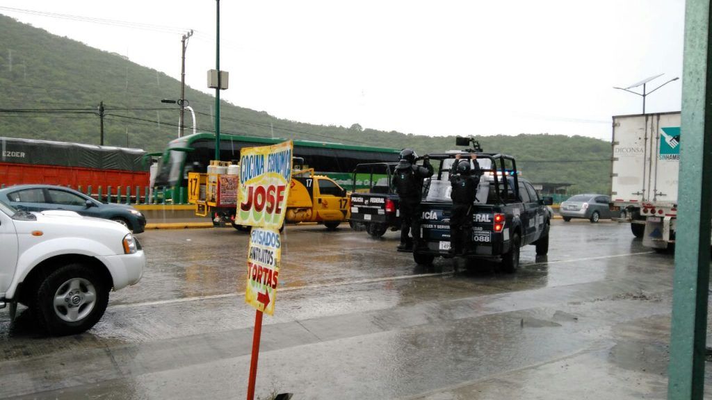 Normalistas de Ayotzinapa bloquearon Autopista del Sol - Bloqueo-Autopista-del-Sol-3-1024x576