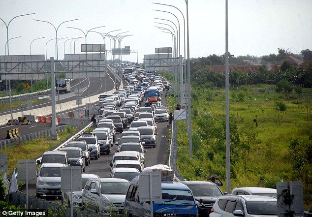 Mueren 15 personas por embotellamiento vial en Indonesia