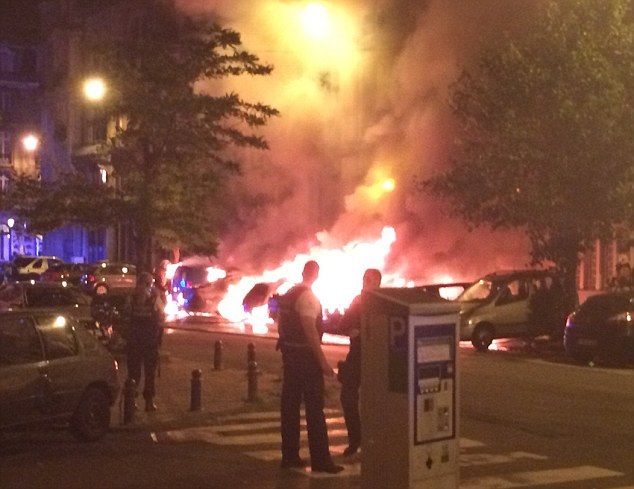 Se incendian vehículos en Bruselas Se incendian vehículos en Bruselas