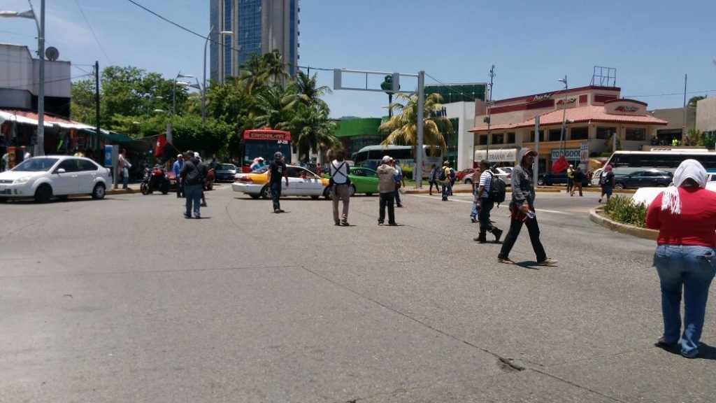 Maestros bloquean la Costera en Acapulco - CETEG-Costera-Miguel-Alemán-Acapulco-3-1024x576