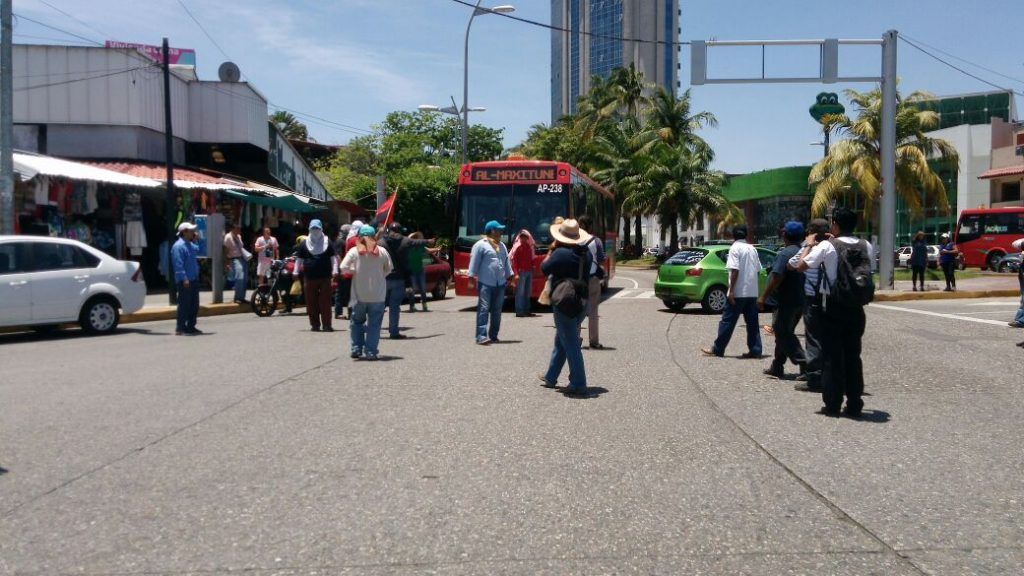 Maestros bloquean la Costera en Acapulco - CETEG-Costera-Miguel-Alemán-Acapulco-4-1024x576