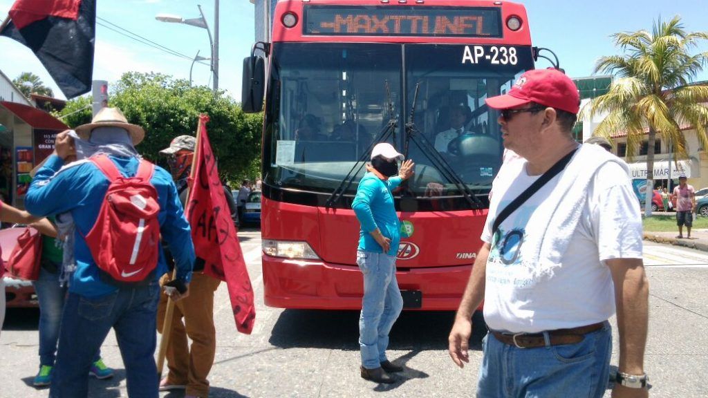 Maestros bloquean la Costera en Acapulco - CETEG-Costera-Miguel-Alemán-Acapulco-5-1024x576
