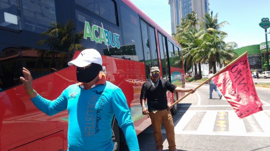 Maestros bloquean la Costera en Acapulco - CETEG-Costera-Miguel-Alemán-Acapulco-6-1024x576