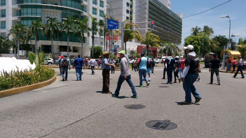 Maestros bloquean la Costera en Acapulco - CETEG-Costera-Miguel-Alemán-Acapulco-8-1024x576