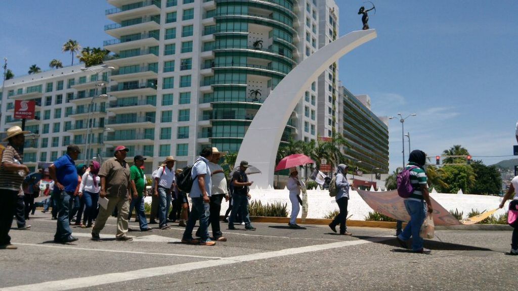 Maestros bloquean la Costera en Acapulco - CETEG-Costera-Miguel-Alemán-Acapulco-9-1024x576