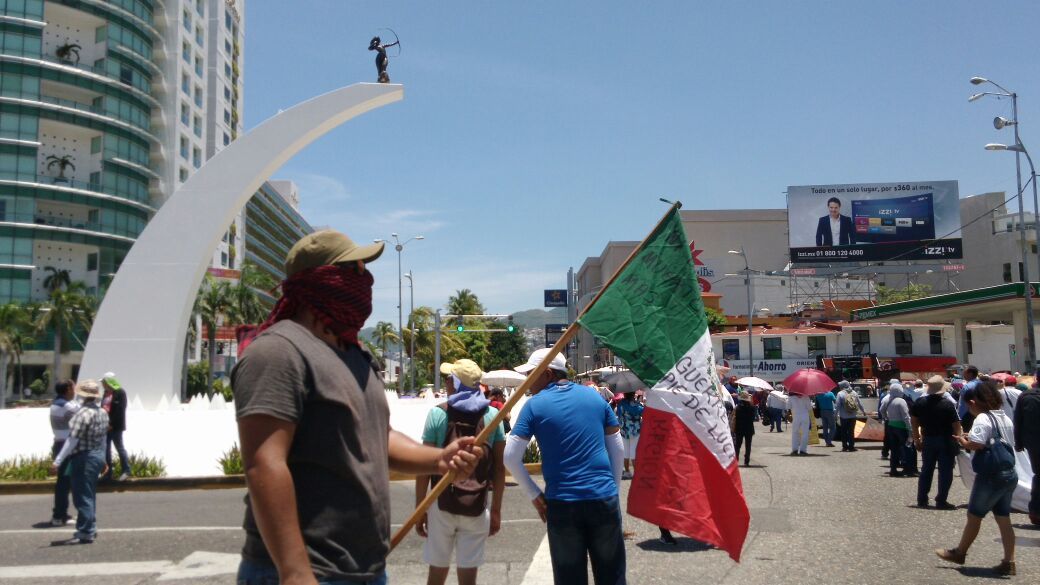 Maestros bloquean la Costera en Acapulco Maestros bloquean la Costera en Acapulco
