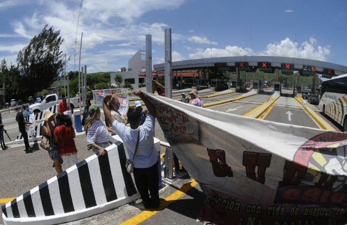Maestros toman caseta de Palo Blanco en la Autopista del Sol