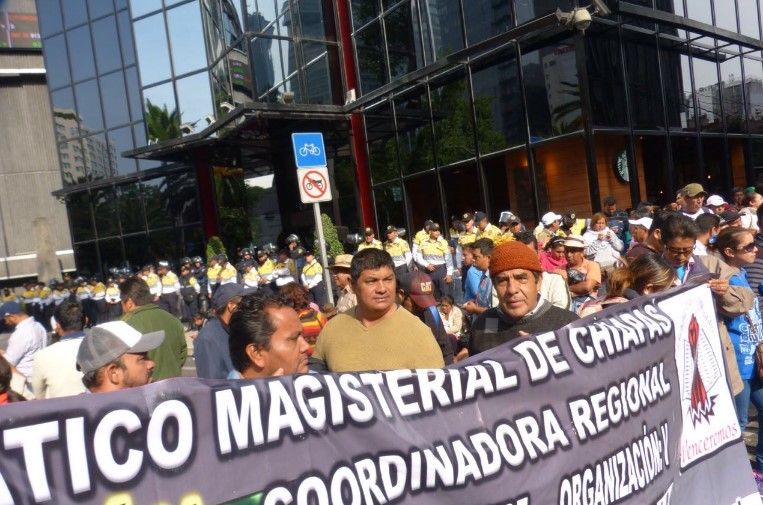 CNTE bloquea Bolsa Mexicana de Valores