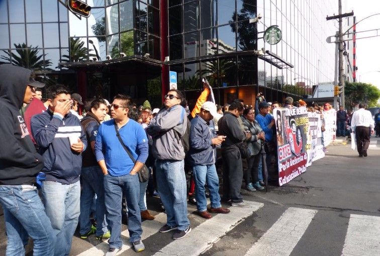 CNTE bloquea Bolsa Mexicana de Valores - CNTE-BMV-4julio-S-Servín2