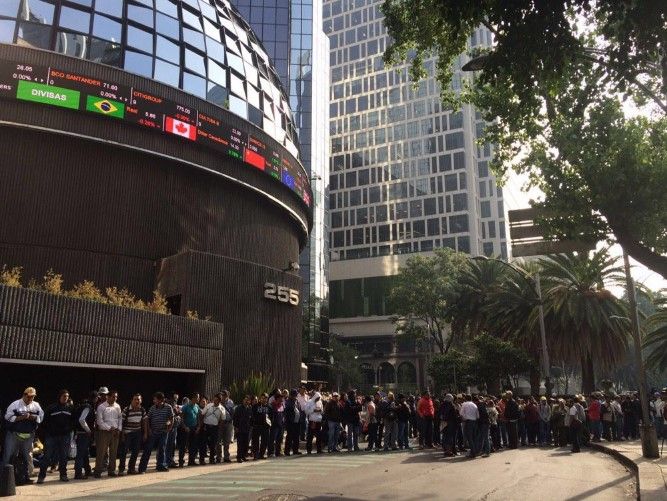 CNTE bloquea Bolsa Mexicana de Valores - CNTE-BMV-4julio-aissatelesur