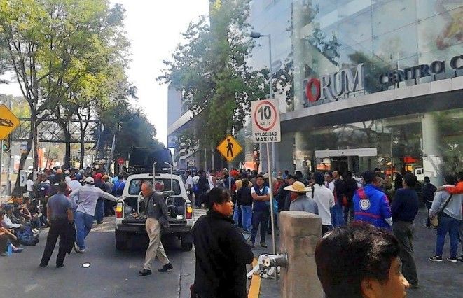 CNTE se manifiesta en Forum Buenavista - CNTE-Forum-Buenavista-MelCol_