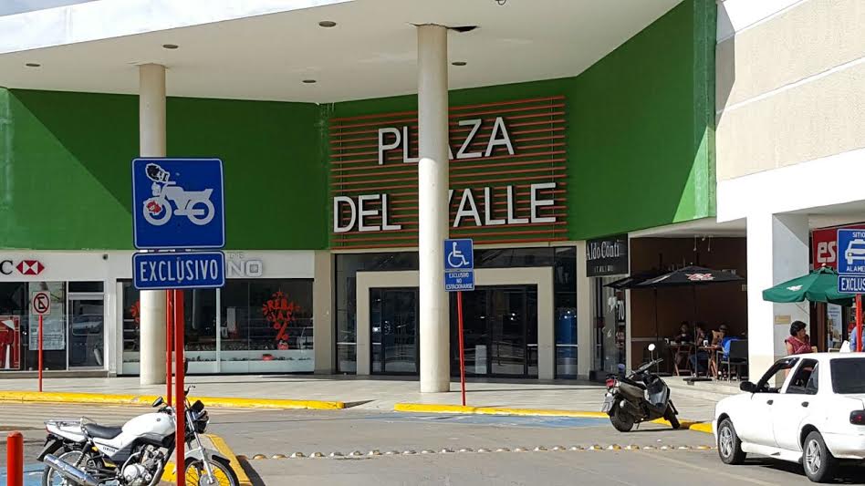 CNTE bloquea plazas comerciales de Oaxaca