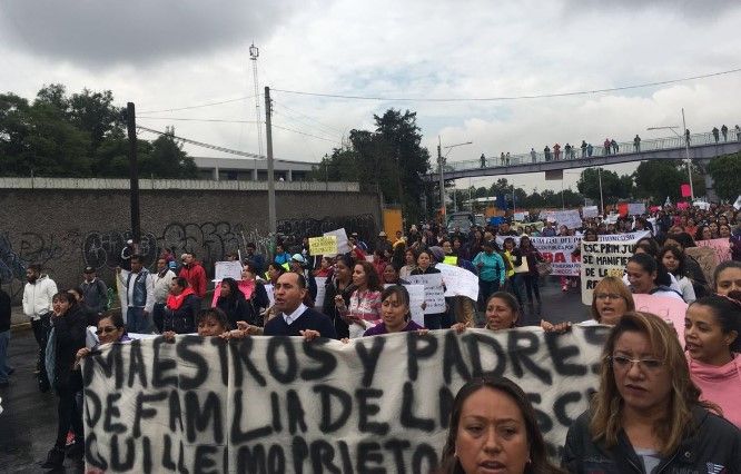 CNTE bloquea la calzada Zaragoza con dirección al centro