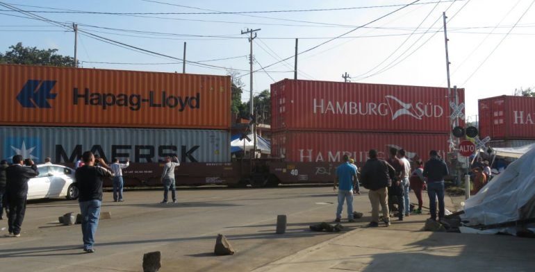 Maestros y vecinos de Uruapan liberan vías férreas