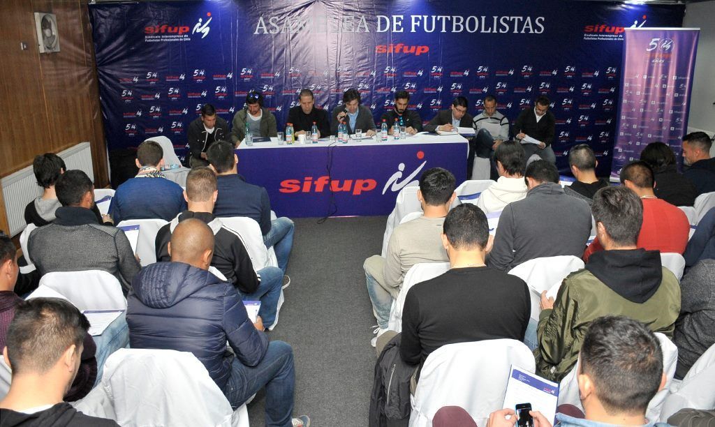 Huelga sindical deja a Chile sin futbol - Chile-Futbol-2-1024x612