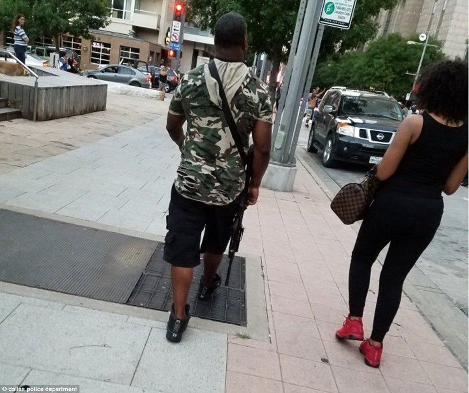 Tiroteo durante protesta en Dallas deja cinco policías muertos - Cm0KjZLVYAAN8_5