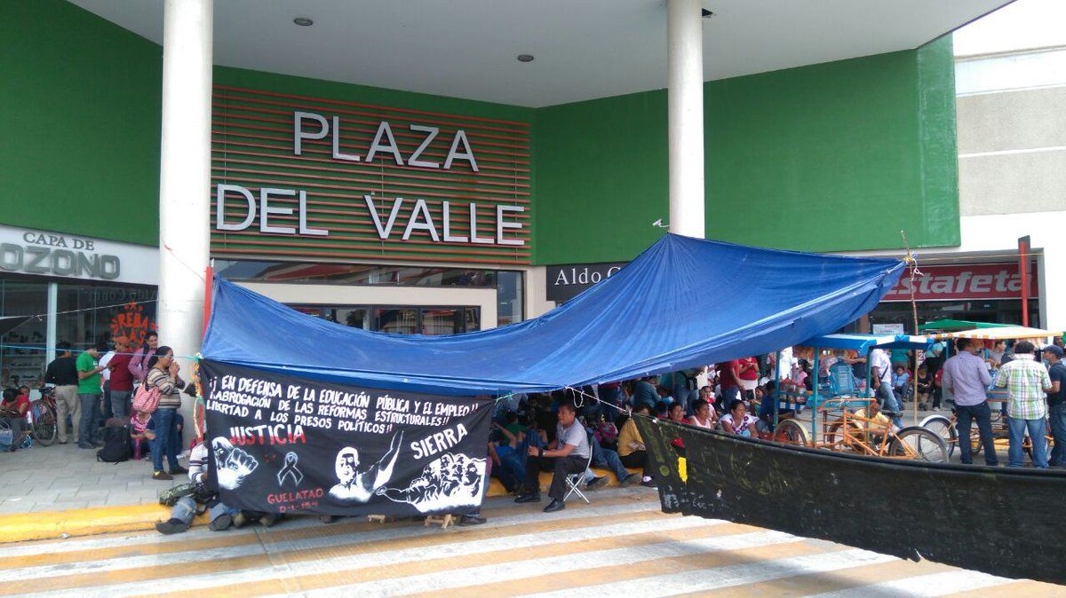 CNTE bloquea centros comerciales de Oaxaca