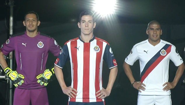 Chivas presenta su nueva playera - CmzkaQEVIAA_zym