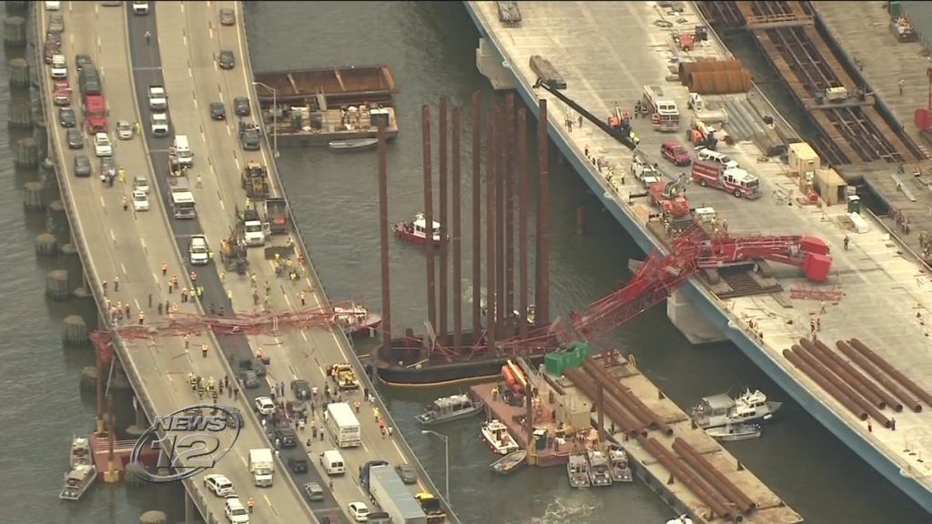 Grúa se desploma sobre puente en Nueva York - CnvgaZXUMAAPX9E-1024x576