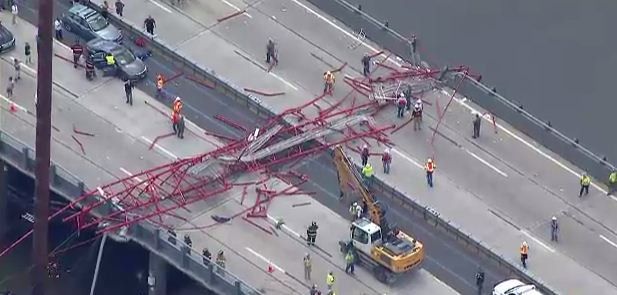 Grúa se desploma sobre puente en Nueva York