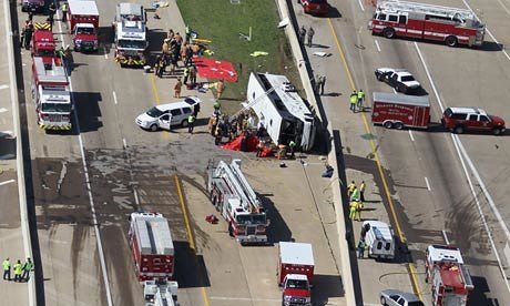 Muertes por accidentes viales en EE.UU. aumentaron 7.7 % en 2015 - Dallas-bus-crash-010
