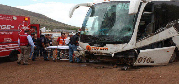 Accidente entre autobús y pick up en Chihuahua deja siete lesionados