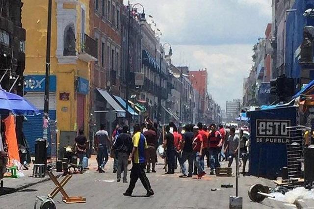 Desalojo de ambulantes provoca trifulca en Centro Histórico de Puebla