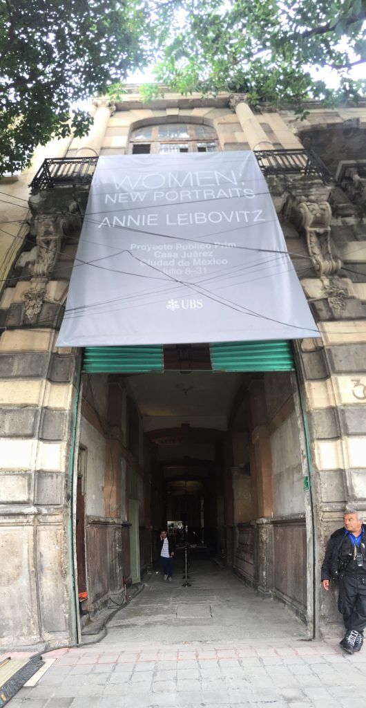 Annie Leibovitz en México y algunas fotos que no verá en su exposición - El-exterior-de-la-sede-de-la-exposición-en-la-calle-de-General-Prim-530x1024
