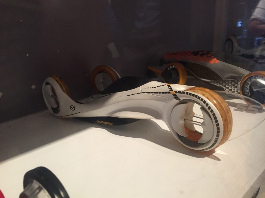 Una exposición de cochecitos para las vacaciones - El-modelo-de-un-auto-futirista-1024x768