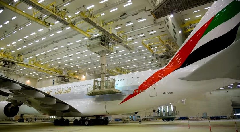 Video: ¿cómo se decora el exterior de un avión? Video: ¿cómo se decora el exterior de un avión?