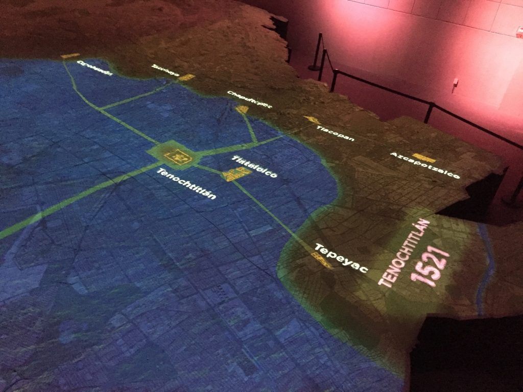 Ya abrió la Gran Maqueta de la Ciudad de México y fuimos a conocerla - En-la-maqueta-también-se-proyectan-aspecto-de-la-historia-de-la-Ciudad-de-México-1024x768