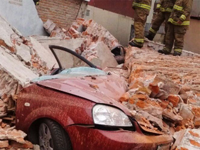 Se cae barda en estacionamiento en la Escandón Se cae barda en estacionamiento en la Escandón