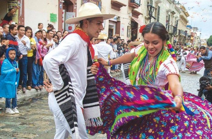 CNTE amenaza con prohibir clausura de Guelaguetza