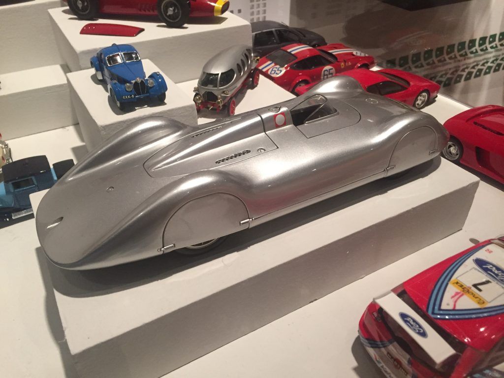 Una exposición de cochecitos para las vacaciones - Hay-autos-de-todo-tipo-1024x768