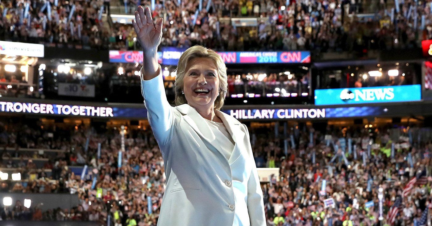 Clinton aventaja a Trump en encuestas