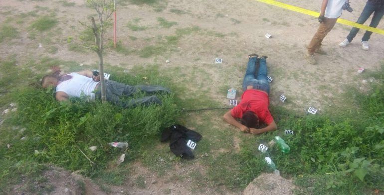 Asesinan a dos hombres en cancha de futbol en Iguala