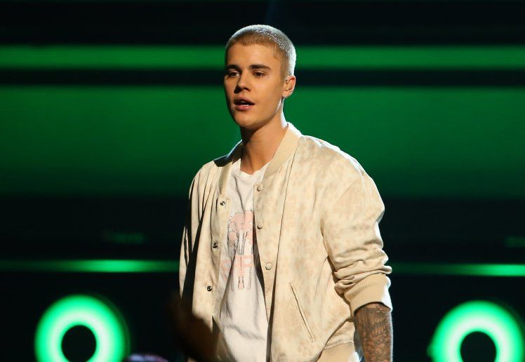 Video: Justin Bieber vuelve a caerse en el escenario