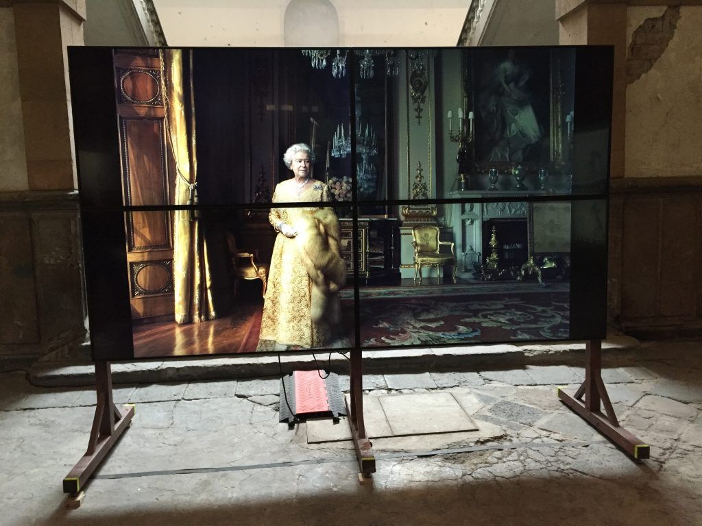 Annie Leibovitz en México y algunas fotos que no verá en su exposición - La-mayoría-de-las-fotos-pueden-verse-en-estos-videomuros-1024x768