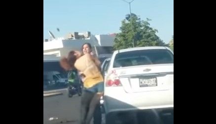 Video: funcionaria de Sonora agrede y desnuda a joven Video: funcionaria de Sonora agrede y desnuda a joven