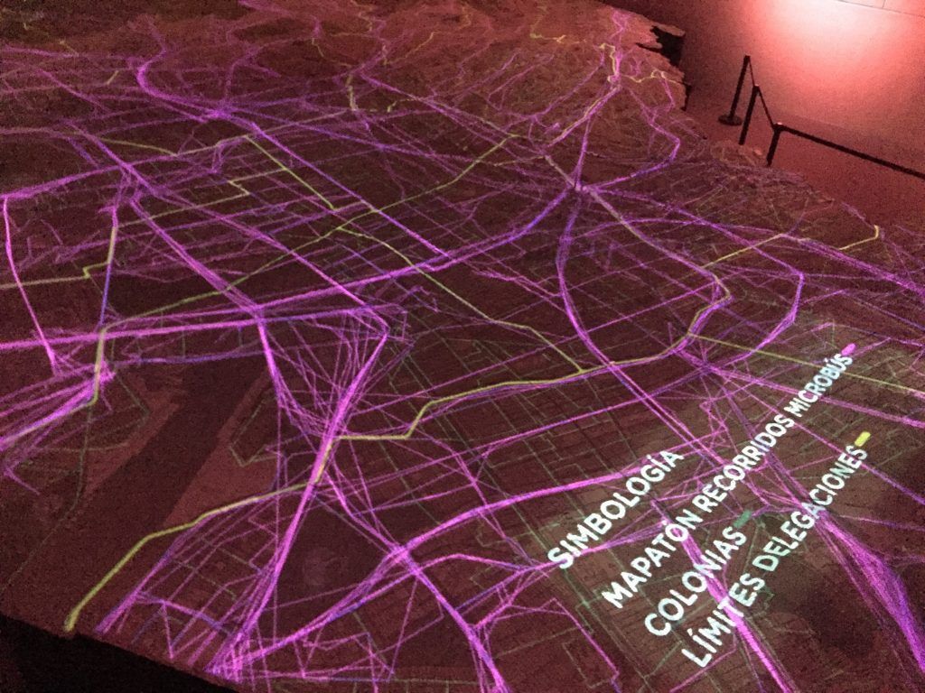 Ya abrió la Gran Maqueta de la Ciudad de México y fuimos a conocerla - Las-rutas-de-microbuses-las-líneas-del-Metro-y-la-red-de-agua-potable-pueden-proyectarse-en-esta-maqueta-1024x768