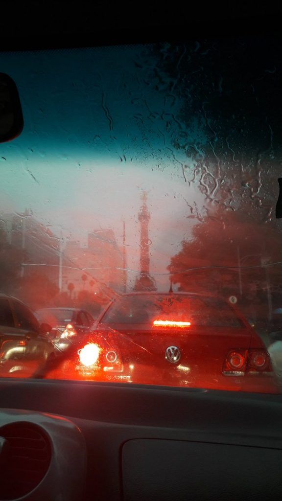 Inundaciones en el Valle de México - Lluvia-Reforma-@maffergu-576x1024