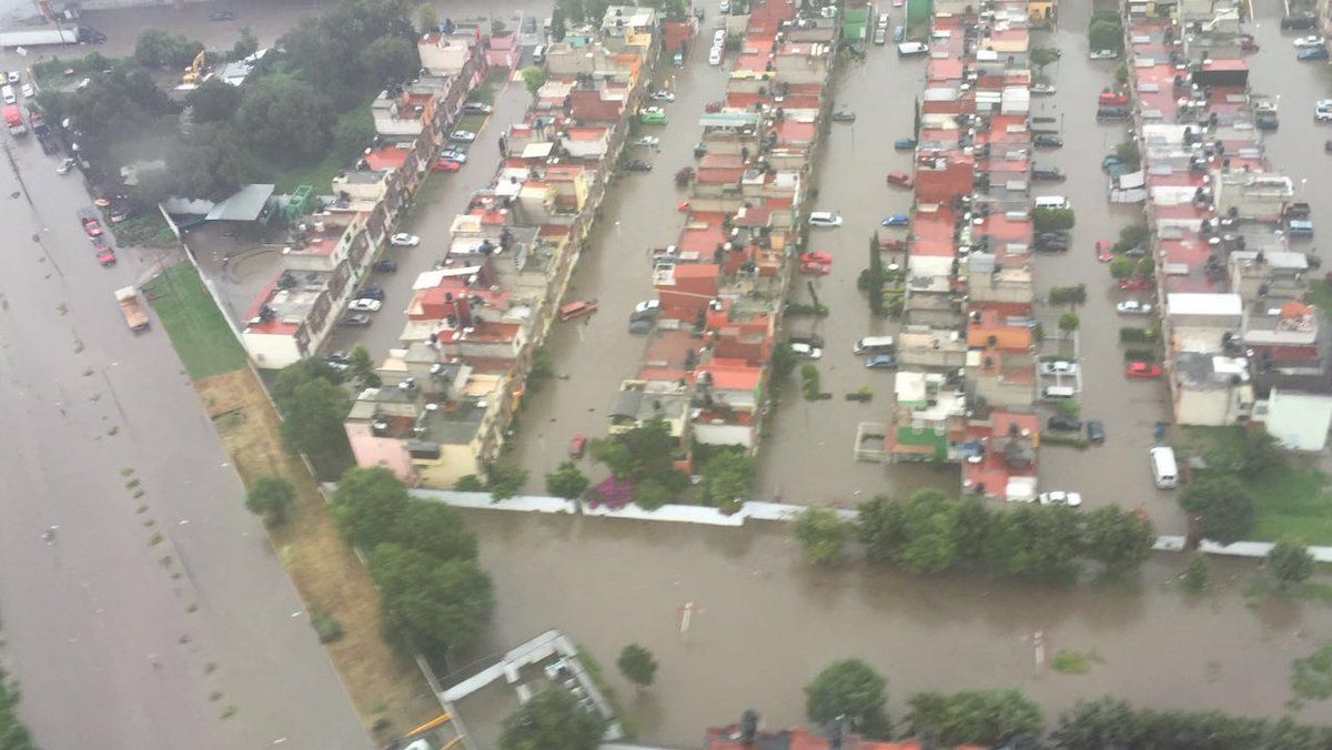 Desbordamiento de aguas negras provoca inundaciones en Tultitlán