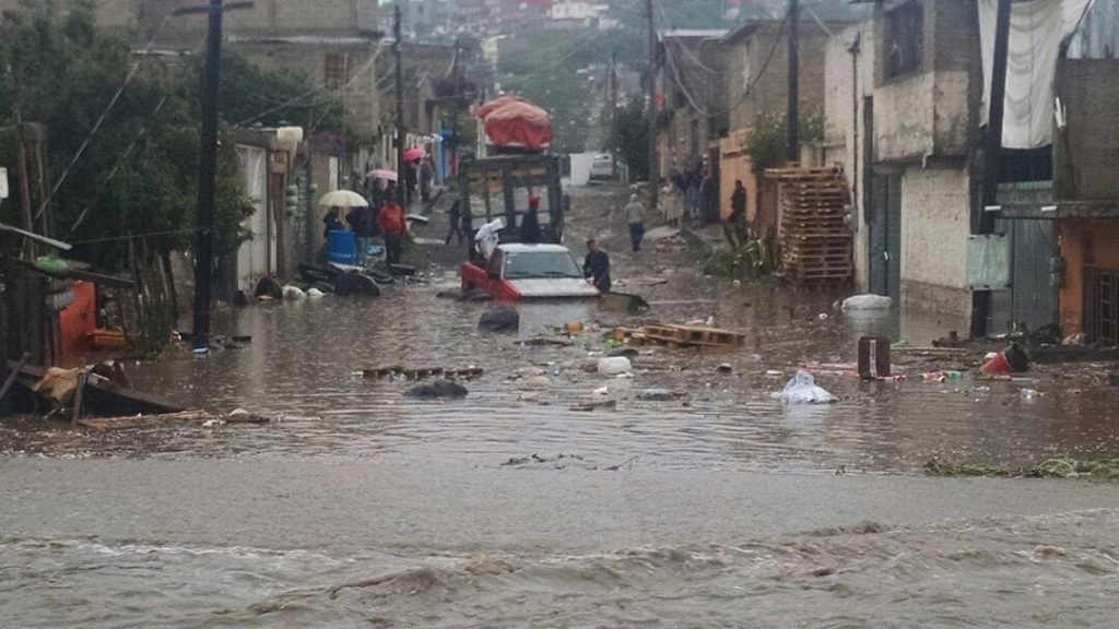 Desbordamiento de aguas negras provoca inundaciones en Tultitlán - Lluvias-tultitlán-elweso-2-1024x576