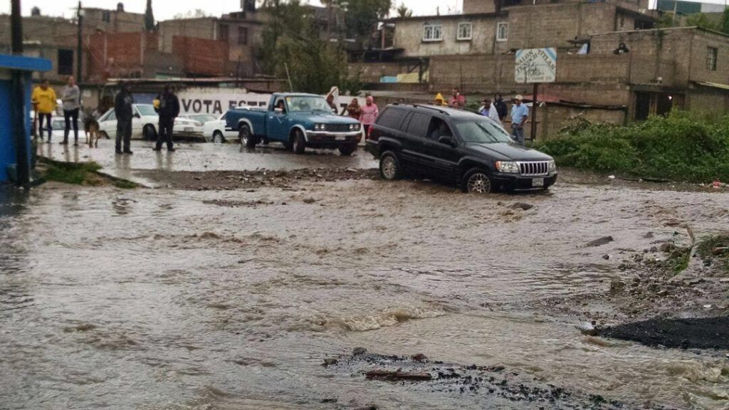 Desbordamiento de aguas negras provoca inundaciones en Tultitlán - Lluvias-tultitlán-elweso-3-1024x576